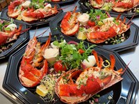 Homard entier à la nage